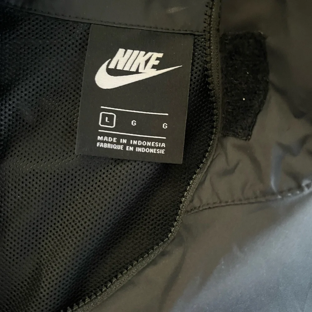 Women’s Nike Black and Green Windbreaker Jacket - Picture 3 of 7